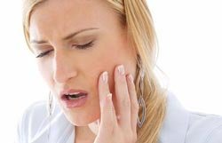 Как снять зубную боль чесночно-творожным компрессом